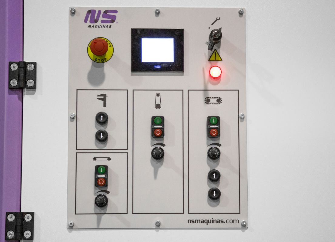 NS DM660 ZC - Širokopásová bruska pro odjehlování a zaoblování hran - řídící panel